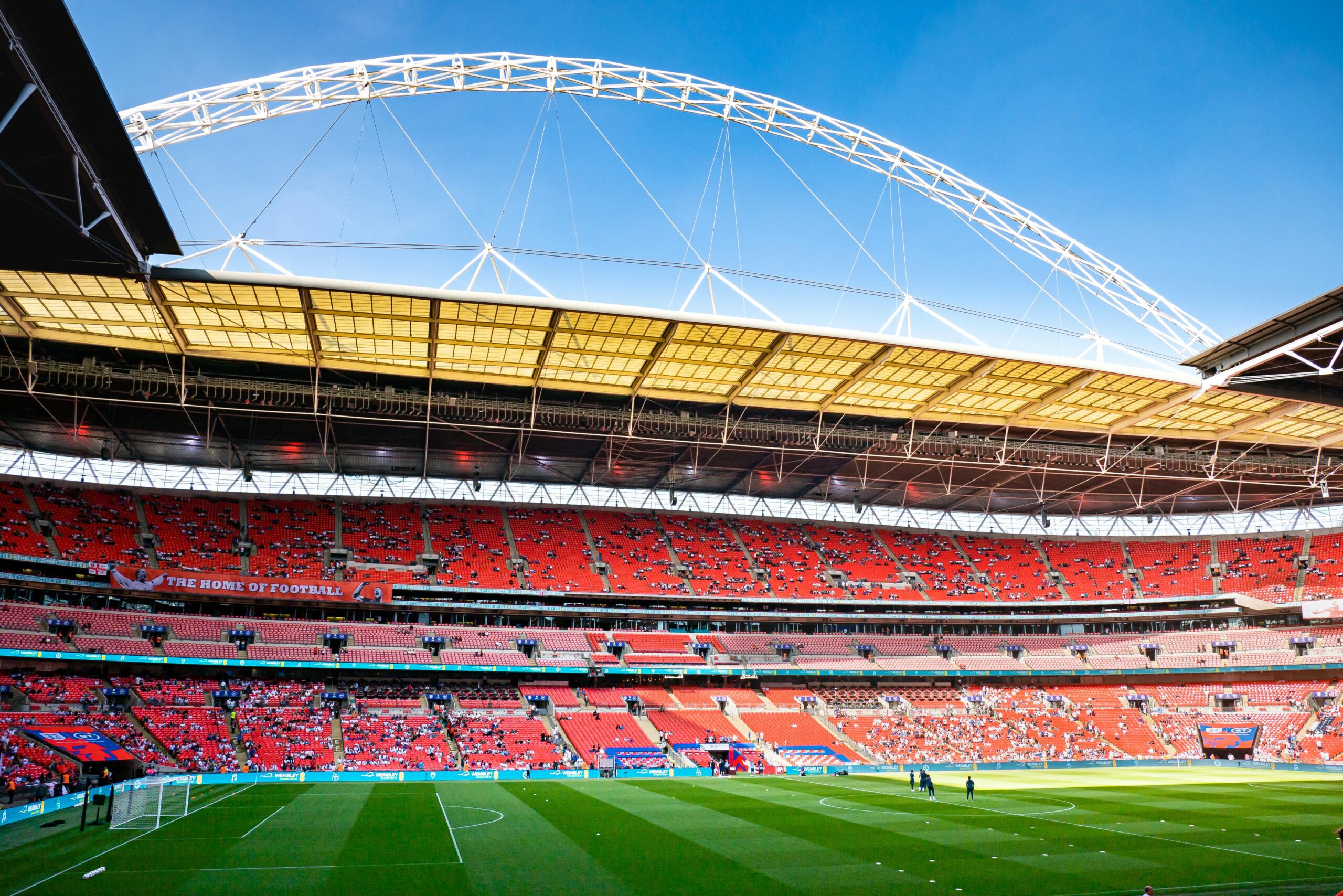 May in the UK: Learn English with Flowers, Football, and Fun!